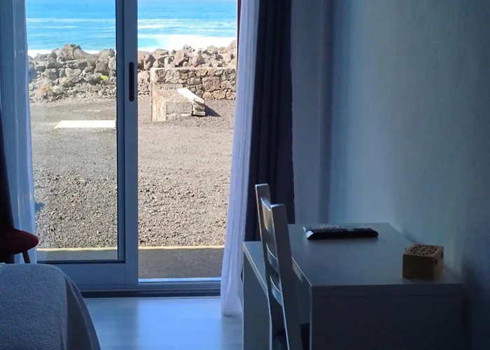 Ocean Breeze Bed & Breakfast Cais do Mourato